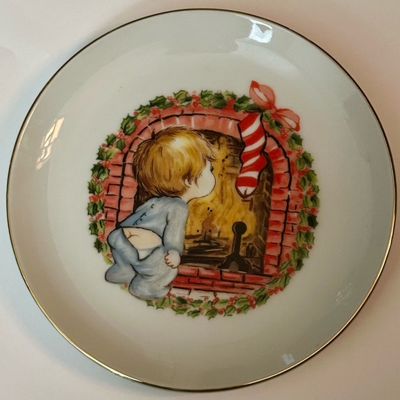 Vintage JASCO 1982 Christmas Plate, 22K Gold Edged, Boy by Fireplace, Japan - Picture 2 of 15